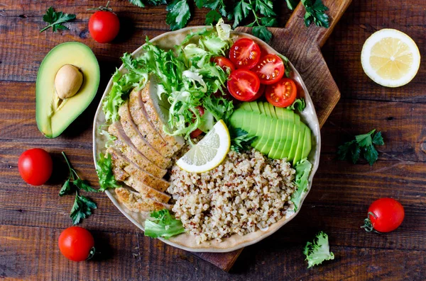 Zdravý salát mísy s quinoa, rajčata, kuřecí maso, avokádo, vápno — Stock fotografie