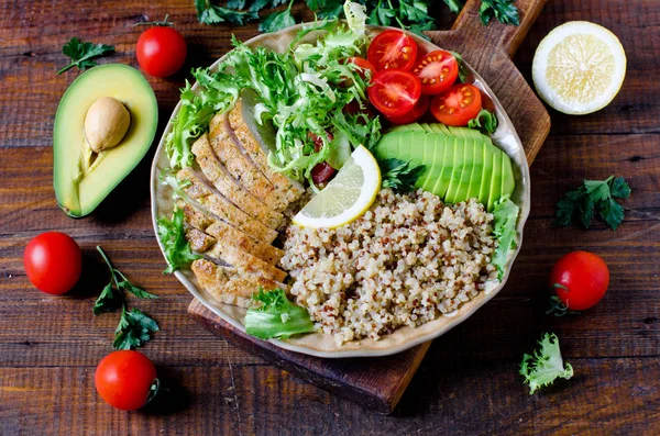 Egészséges saláta tál quinoa, csirke, paradicsom, avokádó, lime — Stock Fotó