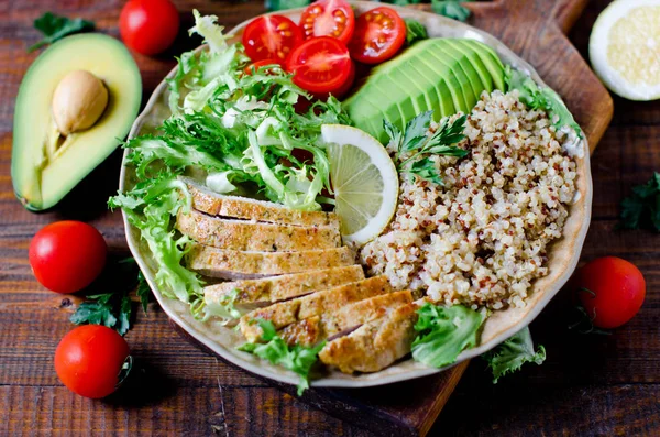 Saladeira saudável com quinoa, tomate, frango, abacate, limão — Fotografia de Stock