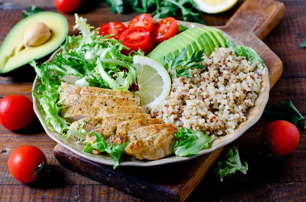 Healthy salad bowl with quinoa, tomatoes, chicken, avocado, lime — Stock Photo, Image