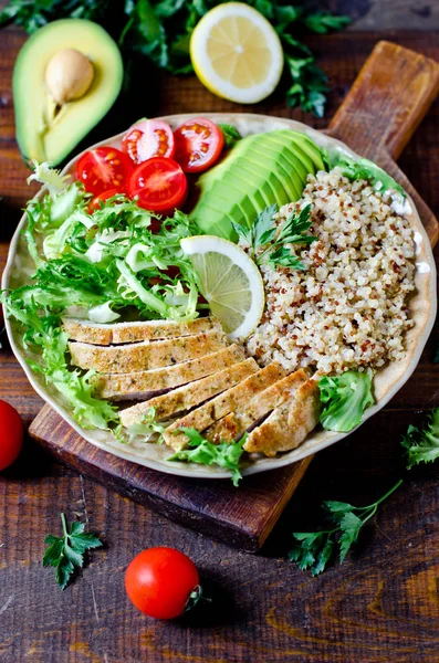 Υγιεινή σαλάτα μπολ με quinoa, κοτόπουλο, αβοκάντο, τομάτες, lime — Φωτογραφία Αρχείου