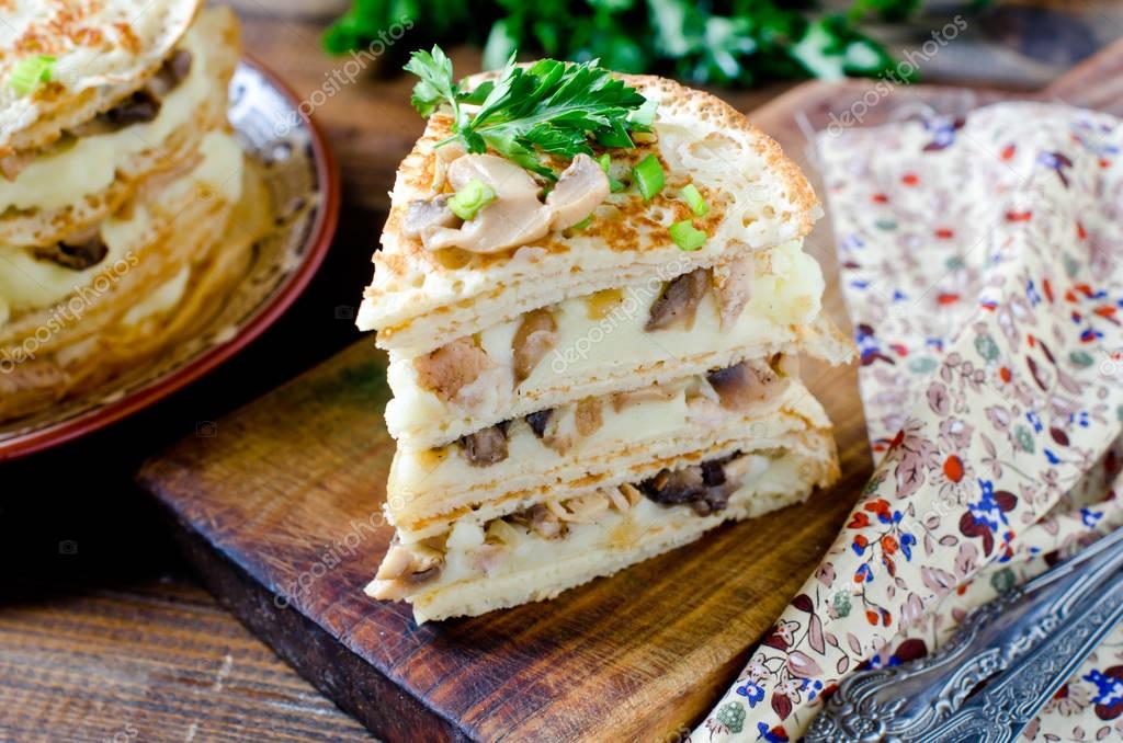 Блинный торт с курицей и грибами. Курник с блинов с курицей и грибами. Блинный пирог с курицей и сыром. Блинный пирог жульен. Блинчатый пирог с фаршем.