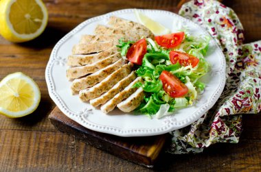 Marul ve domates ile ızgara tavuk göğsü. Sağlıklı gıda. 