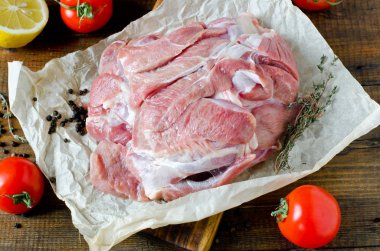 Çiğ hindi uyluk fileto ahşap bir masa üzerinde