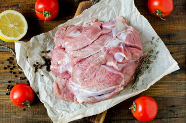 Çiğ hindi uyluk fileto ahşap bir masa üzerinde