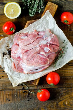 Çiğ hindi uyluk fileto ahşap bir masa üzerinde