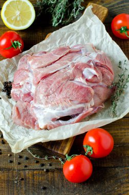 Çiğ hindi uyluk fileto ahşap bir masa üzerinde