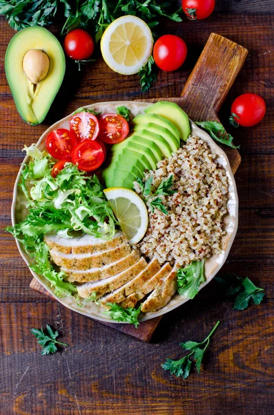 Zdravý salát mísy s quinoa, rajčata, kuřecí maso, avokádo, vápno — Stock fotografie