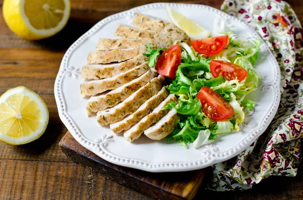 Grilled chicken breast with lettuce and tomatoes. Healthy food. — Stock Photo, Image