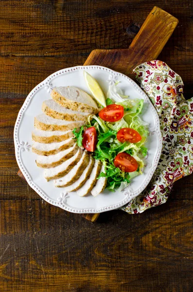 Grillad kycklingfilé med sallad och tomater. Hälsosam mat. — Stockfoto