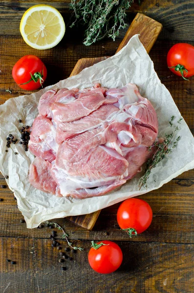 Raw turkey thigh fillets on a wooden table — Stock Photo, Image