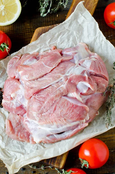 Raw turkey thigh fillets on a wooden table — Stock Photo, Image