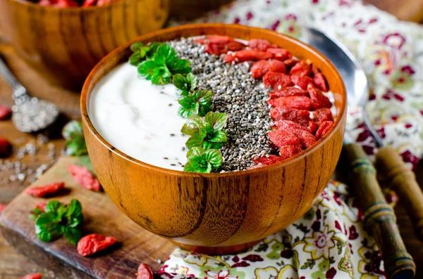 Café da manhã saudável tigela de iogurte com sementes de chia, sementes de linho, goji — Fotografia de Stock