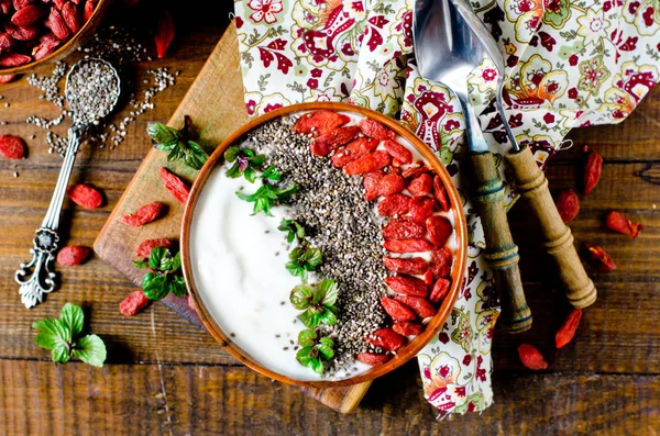 Sağlıklı kahvaltı yoğurt kase chia tohumu, keten tohumu, goji — Stok fotoğraf
