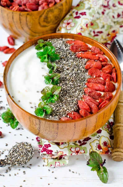 Tazón de yogur desayuno saludable con semillas de chía, semillas de lino, goji —  Fotos de Stock