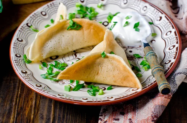 Panquecas recheadas com carne picada e queijo — Fotografia de Stock