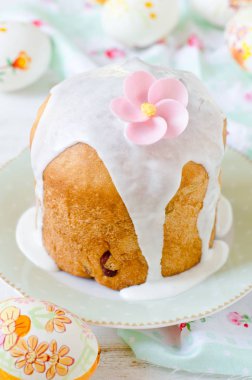 Geleneksel Rus Paskalya ekmek kulich ile Paskalya kompozisyon