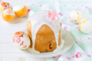 Geleneksel Rus Paskalya ekmek kulich ile Paskalya kompozisyon