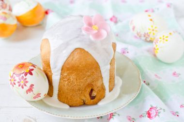 Geleneksel Rus Paskalya ekmek kulich ile Paskalya kompozisyon