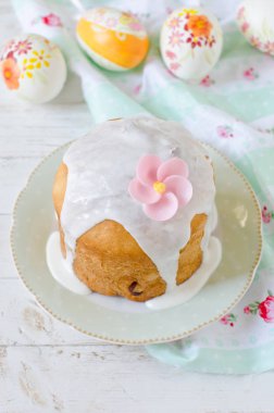 Geleneksel Rus Paskalya ekmek kulich ile Paskalya kompozisyon