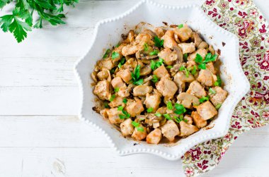 Mantar ve soğan ile pişmiş tavuk (Türkiye) meme