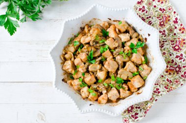 Mantar ve soğan ile pişmiş tavuk (Türkiye) meme