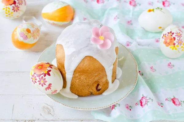 Wielkanoc skład z tradycyjnych kulich chleb Wielkanoc z rosyjskiego — Zdjęcie stockowe