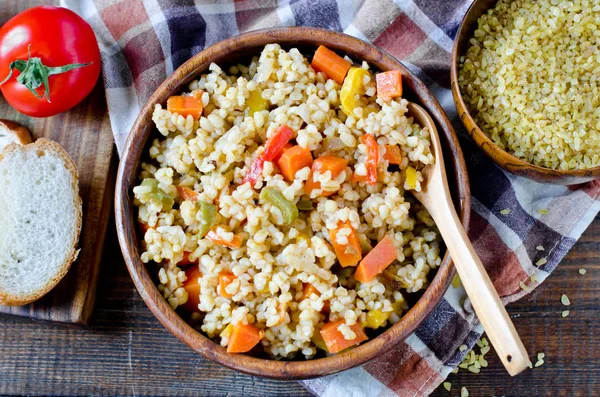 Porridge da bulgur con verdure: carote, peperoni, oni — Foto Stock