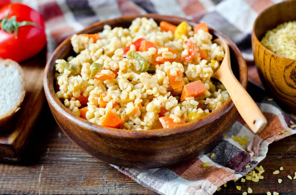 Mingau de cereal de bulgur com verduras: cenouras, pimentão, oni — Fotografia de Stock