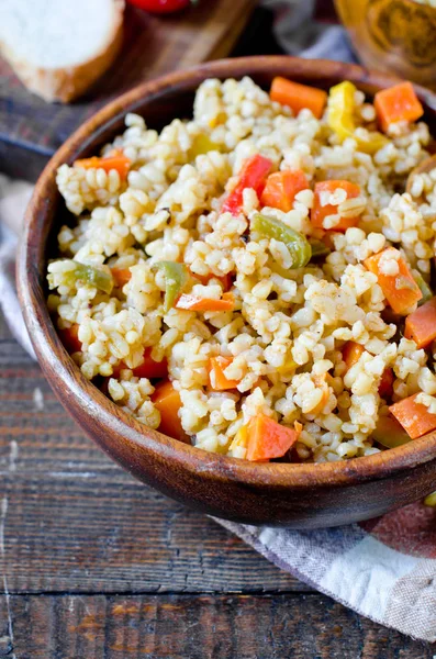 Porridge da bulgur con verdure: carote, peperoni, oni — Foto Stock