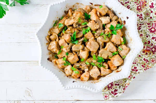 Kipfilet (Turkije) gebakken met champignons en uien — Stockfoto