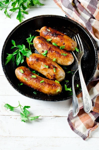 Salsicce fatte in casa di tacchino (pollo) fritte in una padella — Foto Stock