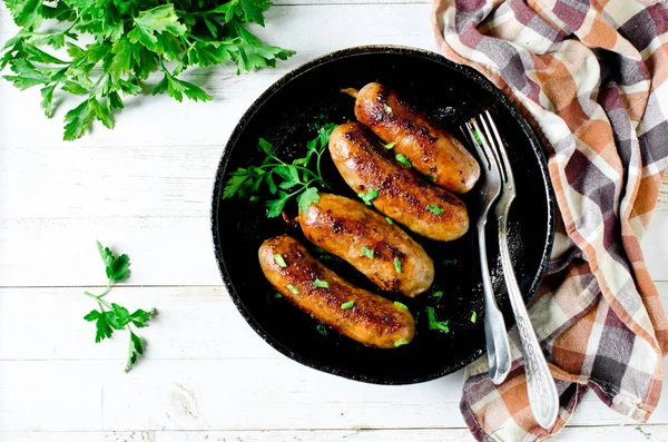 Zelfgemaakte worsten van kalkoen (kip) gebakken in een koekenpan — Stockfoto