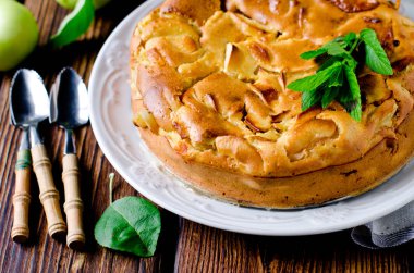 Elma pasta plaka üzerinde ahşap bir masa üzerinde