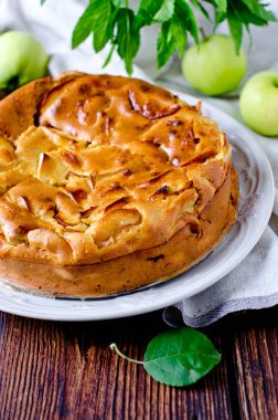 Elma pasta plaka üzerinde ahşap bir masa üzerinde