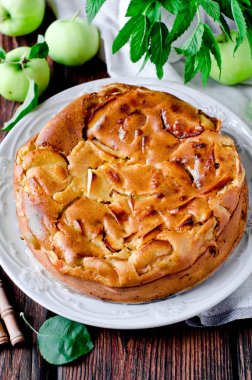 Elma pasta plaka üzerinde ahşap bir masa üzerinde