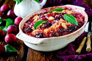 Erik pasta ahşap bir masa karamel ile