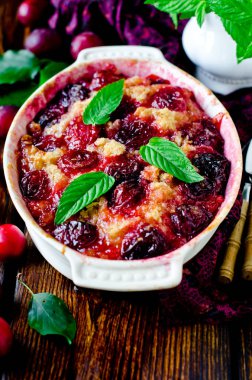 Erik pasta ahşap bir masa karamel ile