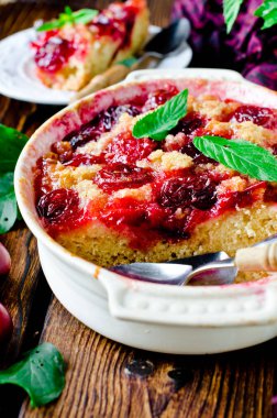 Erik pasta ahşap bir masa karamel ile