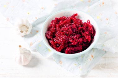 Pancar, ceviz ve sarımsak salata