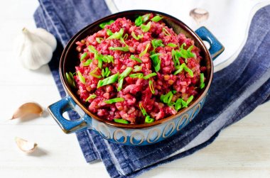 Pancar ahşap bir masa üzerinde bir kase ile demlenmiş buğday