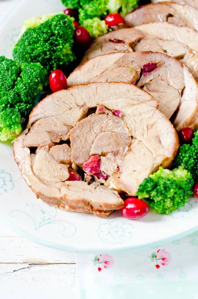 Rouleau cuit de cuisse de dinde avec brocoli et canneberges — Photo