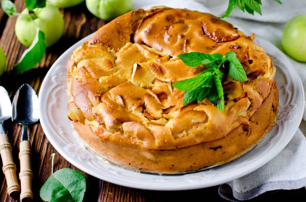 Apple cake on the plate on a wooden table — Stock Photo, Image