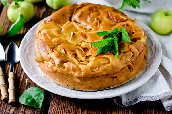 Bolo de maçã no prato em uma mesa de madeira — Fotografia de Stock