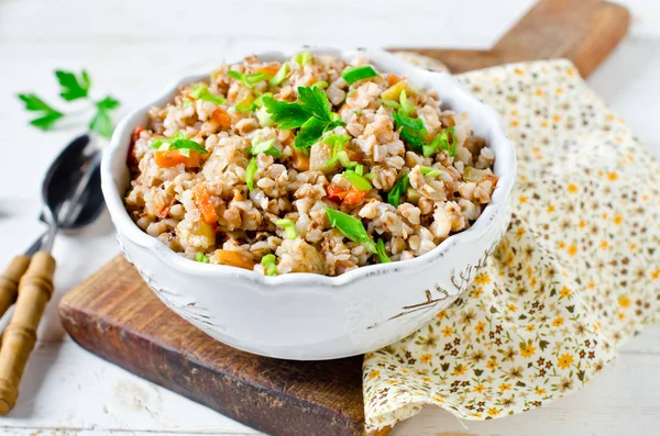 Trigo sarraceno guisado con verduras: calabacín, zanahorias, pimiento —  Fotos de Stock