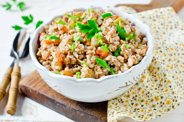 Trigo mourisco cozido com legumes: abobrinha, cenoura, pimentão — Fotografia de Stock