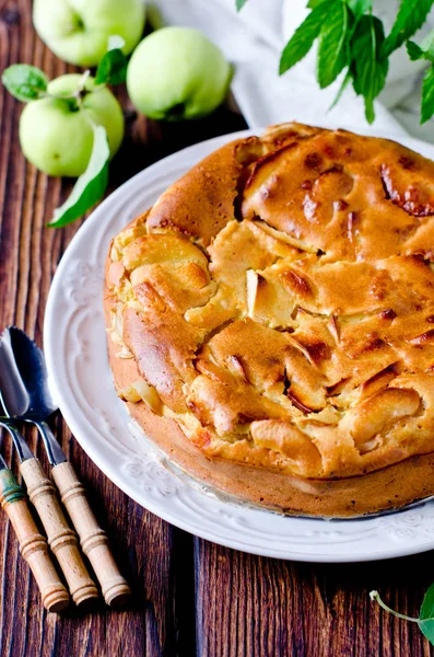 Bolo de maçã no prato em uma mesa de madeira — Fotografia de Stock