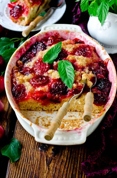 Torta di prugne con caramello su un tavolo di legno — Foto Stock