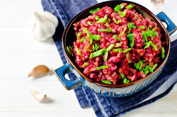 Buckwheat stewed with beetroot in a bowl on a wooden table — Stock Photo, Image