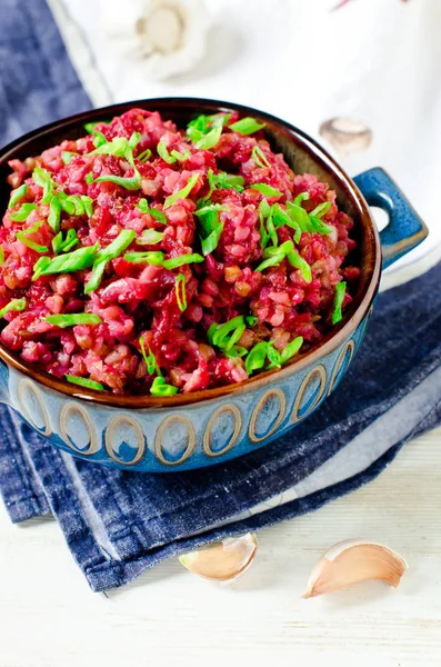 Buckwheat stewed with beetroot in a bowl on a wooden table — Stock Photo, Image